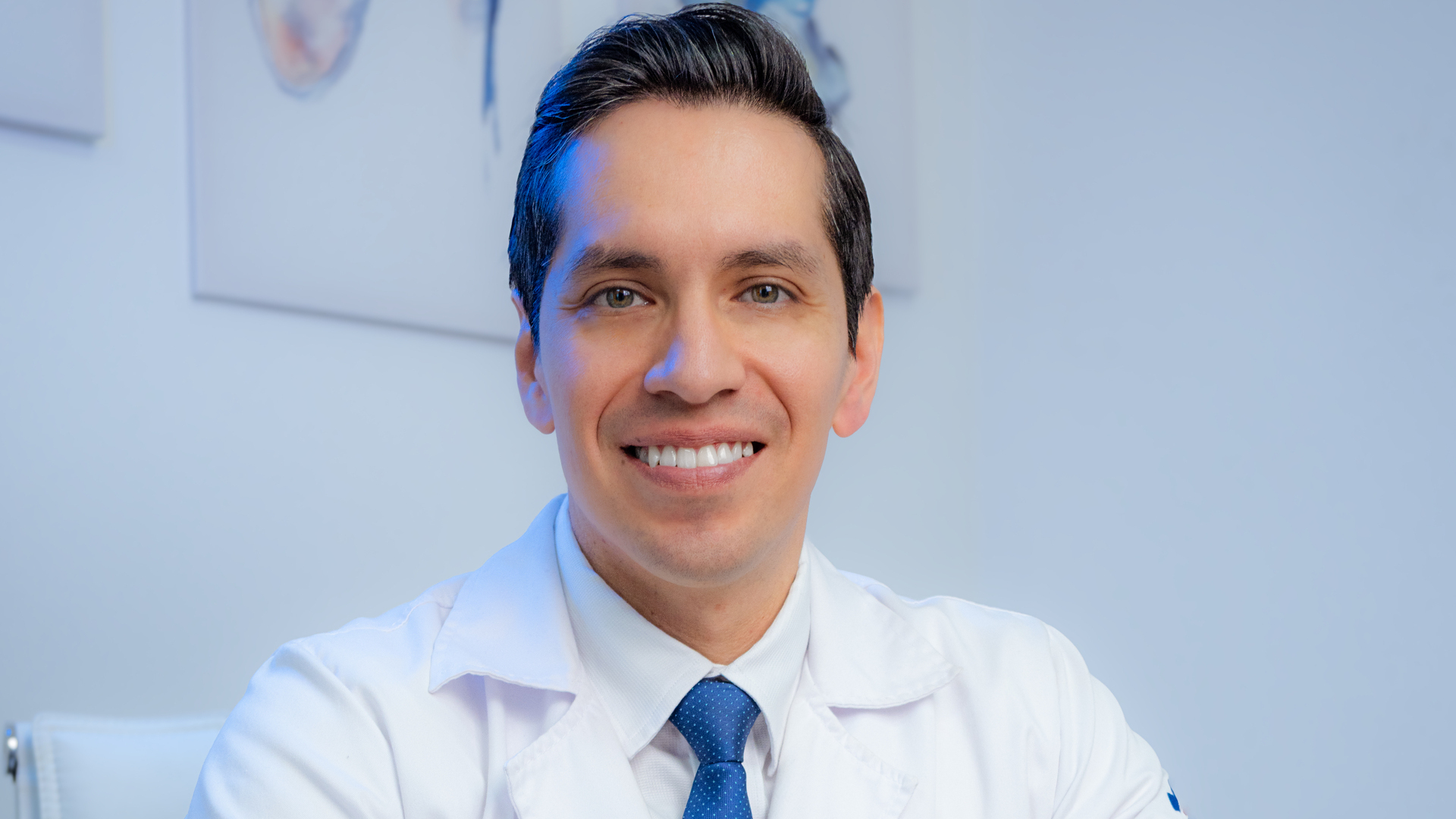 Dr. Santiago Celly A. en quirófano